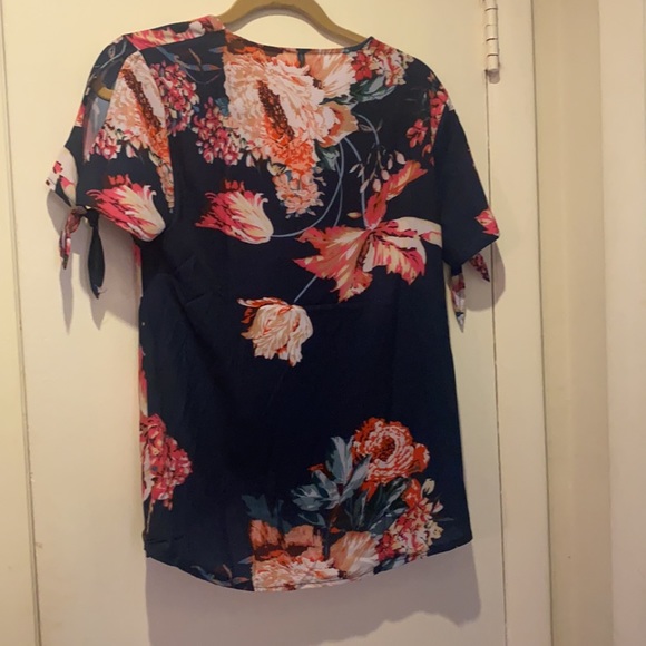 Floral top never worn - Picture 2 of 4